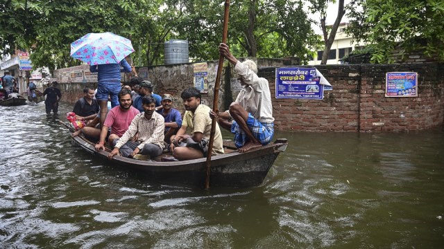 Flood-like situation in 17 UP dists, thousands of families displaced