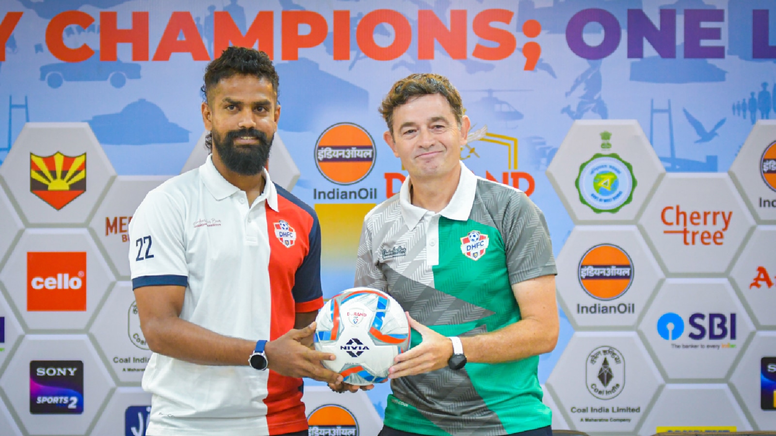 Diamond Harbour coach Kibu Vicuna with captain Jobby Justin before the final. (PHOTO: Durand Cup)