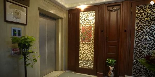 Entrance of Boman Irani's house. (Photo: Farah Khan/YouTube)