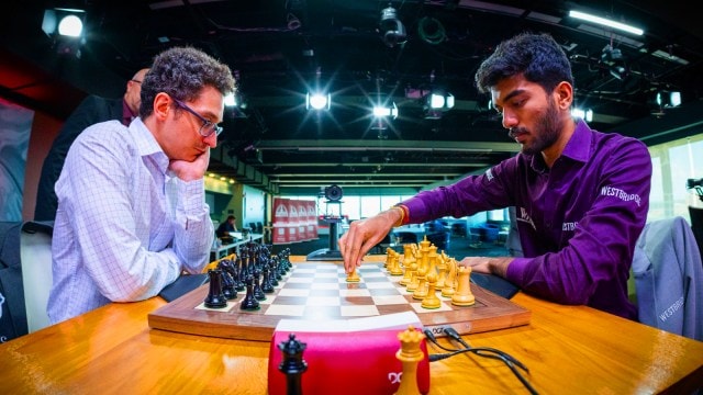Gukesh Dommaraju takes on Fabiano Caruana in a rapid game at the St Louis Rapid and Blitz chess tournament. (PHOTO: Grand Chess Tour/Lennart Ootes)