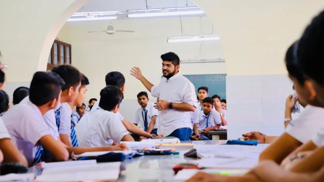 Dr Karan Jani teaching students in a classroom