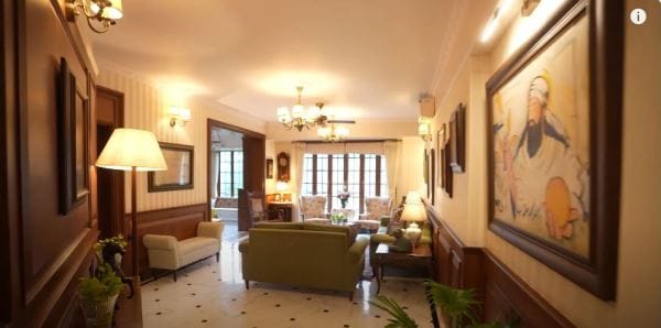 Boman Irani's living room. (Photo: Farah Khan/YouTube)
