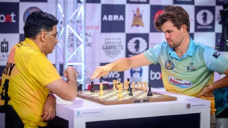 World No 1 Magnus Carlsen takes on five-time world champion Viswanathan Anand in the recent Global Chess League. (PHOTO: GCL)