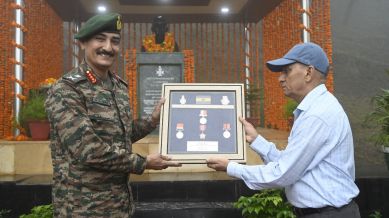 Lt Gen DS Rana receives the Maha Vir Chakra awarded to Capt Chander Narain Singh from his brother Sukhdev Singh in Dharamshala on Tuesday