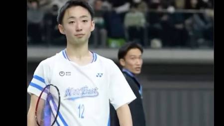 Kento Momota helps Yushi Tanaka