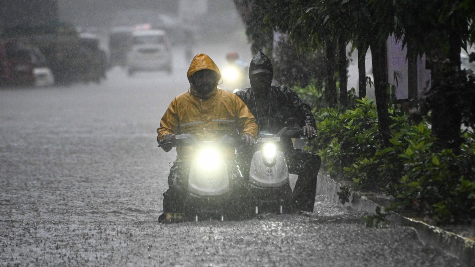 In photos: Striking images as heavy rain batters Mumbai | Mumbai News ...