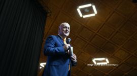 In one of the viral clips, PM Luxon is seen shaking a leg to the iconic song “Dama Dam Mast Qalandar,” alongside Hipkins and Bollywood singer Shibani Kashyap at the event (Image source: @chrisluxonmp/X)