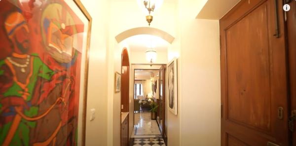 The corridor that connects two flats. (Photo: Farah Khan/YouTube)
