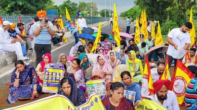 The teachers shouted slogans against Punjab government and marched towards the barricade.