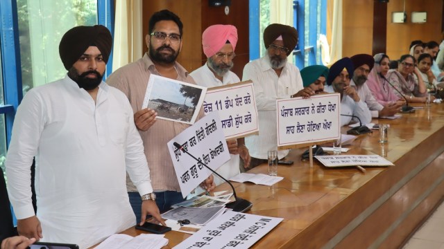 Councillors protest dumping of garbage at the Jagatpura RMC point.