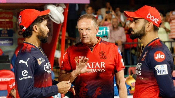 LR: IPL 2025 के दौरान कोच एंडी फ्लावर और विराट कोहली के साथ आरसीबी कप्तान रजत पाटीदार (स्पोर्टज़पिक्स/आईपीएल) 