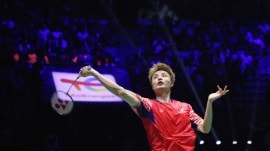 Shi Yu Qi, of China, returns a shot to Victor Lai, of Canada, during their Men's Singles semifinal match of the Badminton World Championships, Saturday, Aug. 30, 2025 in Paris. (AP Photo/Thomas Padilla)