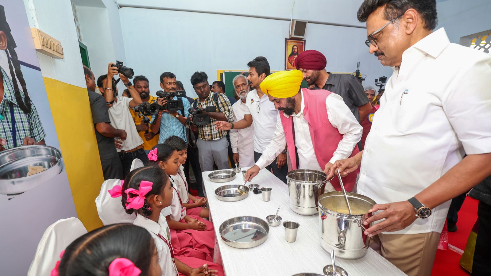 Tamil Nadu Chief Minister MK Stalin with his Punjab counterpart Bhagwant Mann serves food to students during the inauguration of the expansion of Chief Ministers Breakfast Scheme to government-aided schools in urban areas across Tamil Nadu, in Chennai, Tuesday, Aug. 26, 2025. (PTI Photo) (PTI08_26_2025_000051A)