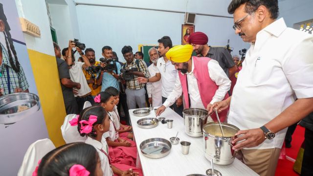 Tamil Nadu Chief Minister MK Stalin with his Punjab counterpart Bhagwant Mann serves food to students during the inauguration of the expansion of Chief Ministers Breakfast Scheme to government-aided schools in urban areas across Tamil Nadu, in Chennai, Tuesday, Aug. 26, 2025. (PTI Photo) (PTI08_26_2025_000051A)