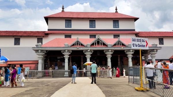 The Manjunatheshwara Temple is a Shiva temple administered by a Jain family with rituals conducted by Brahmin priests. (Wikimedia Commons)