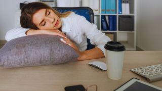 Afternoon naps are scientifically proven to benefit heart and brain health. (Image: FreePik)