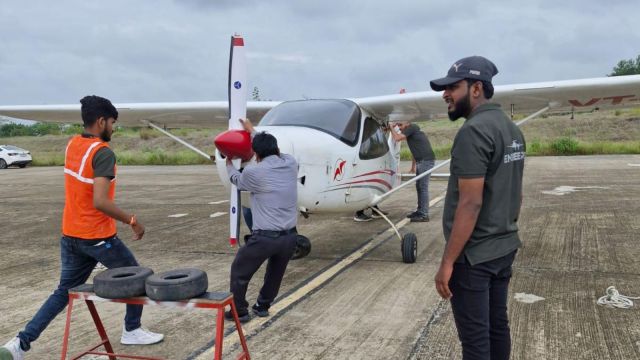 Trainer Aircraft makes emergency landing