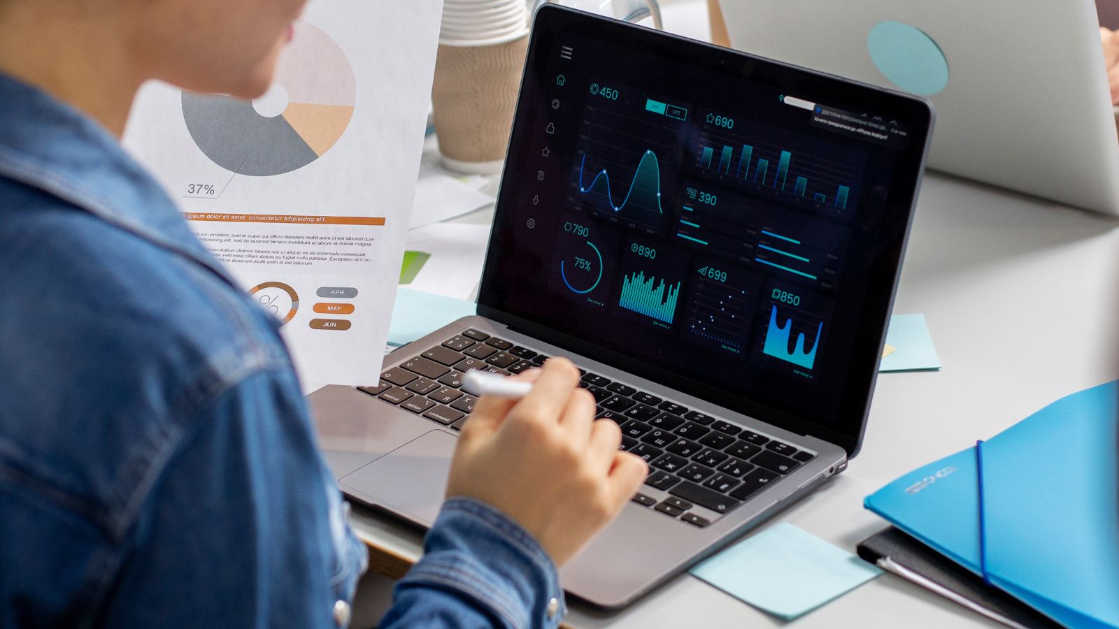 ChatGPT to Grok, here is a list of free AI plans in 2025. (Image: Freepik)