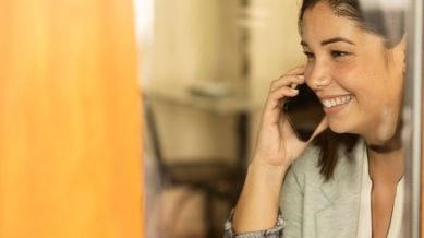 Verizon’s CX Annual Insights report reveals a gap between businesses’ enthusiasm for AI and customers’ desire for human connection. (Image: FreePik)