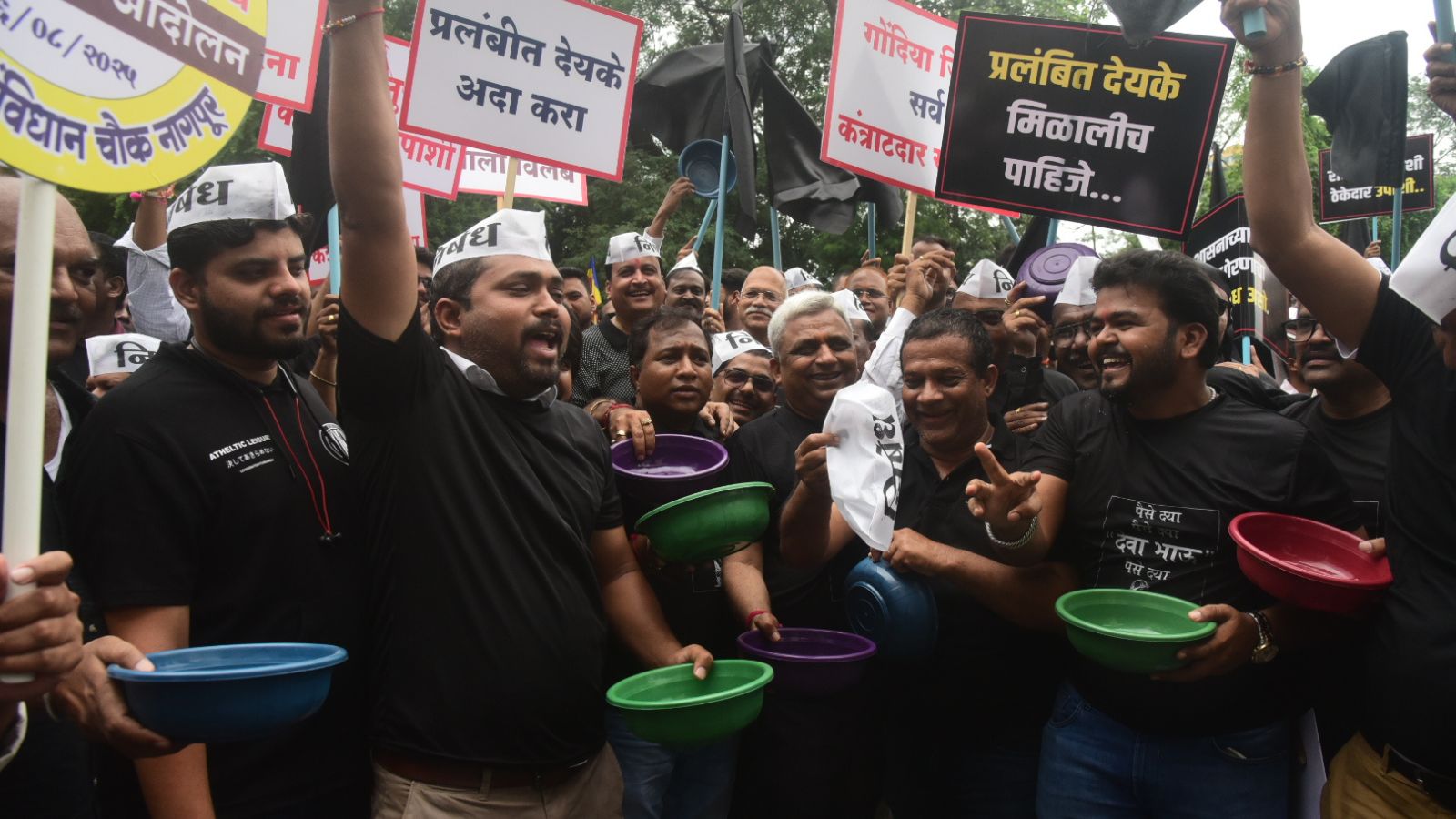 भीक मागो आंदोलन या बातमीशी संबंधित छायाचित्र