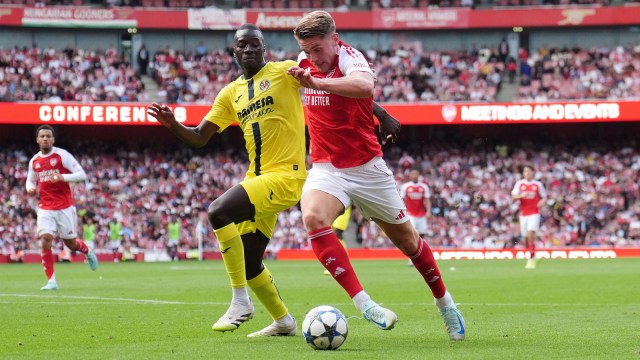 فيكتور جيوكرز من آرسنال ، وليمين ، و Pape Gueye فيلاريال من أجل الكرة خلال مباراة كأس الإمارات. (الصورة: AP)