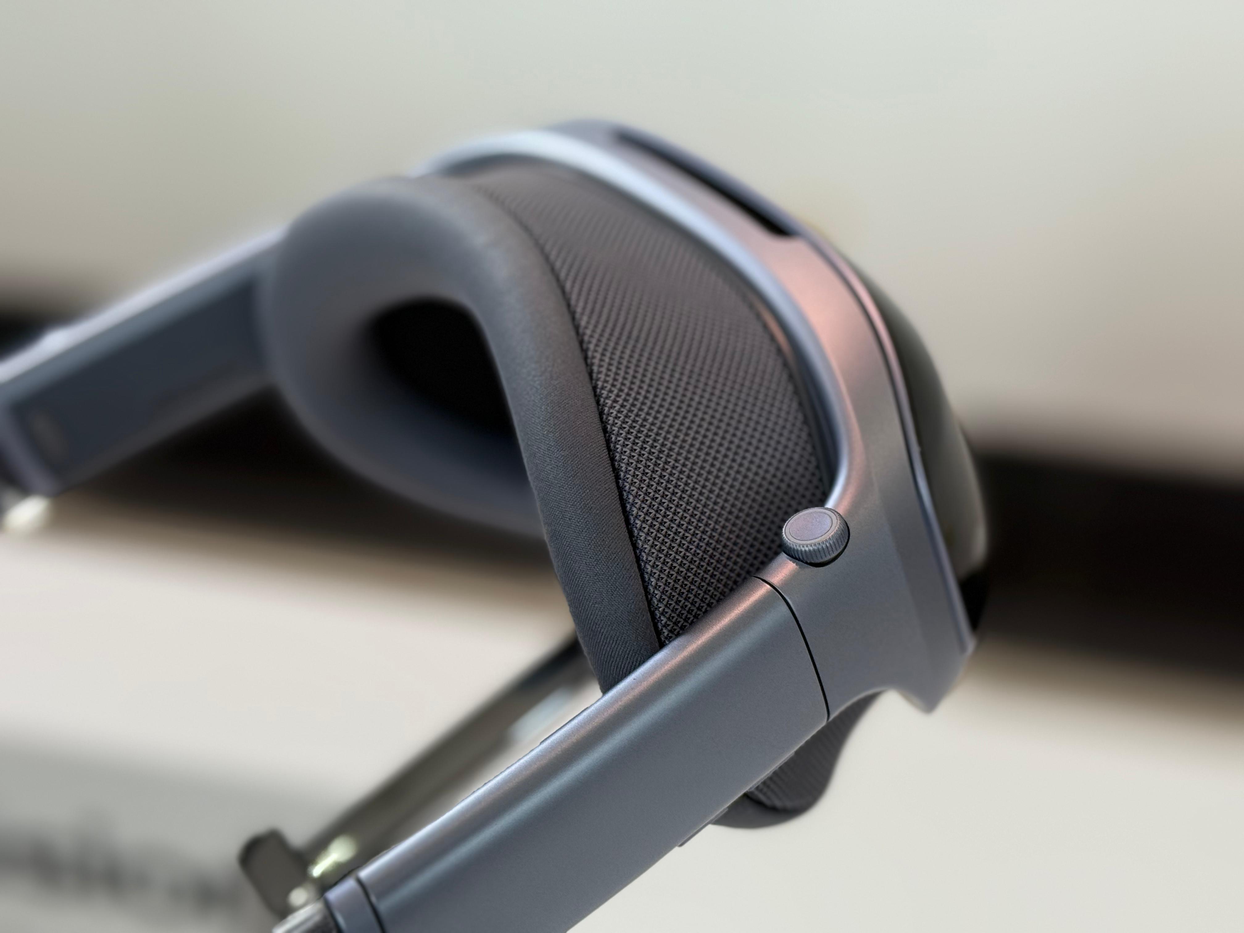 Vivo’s headset weighs only 398 grams, with a height of 83 mm and a thickness of 40 mm (Image: Express Image)