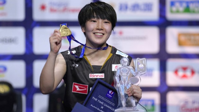 Akane Yamaguchi, of Japan, poses with her medal after winning the Women's Singles final match of the Badminton World Championships, Sunday, Aug. 31, 2025 in Paris. (AP Photo/Aurelien Morissard)