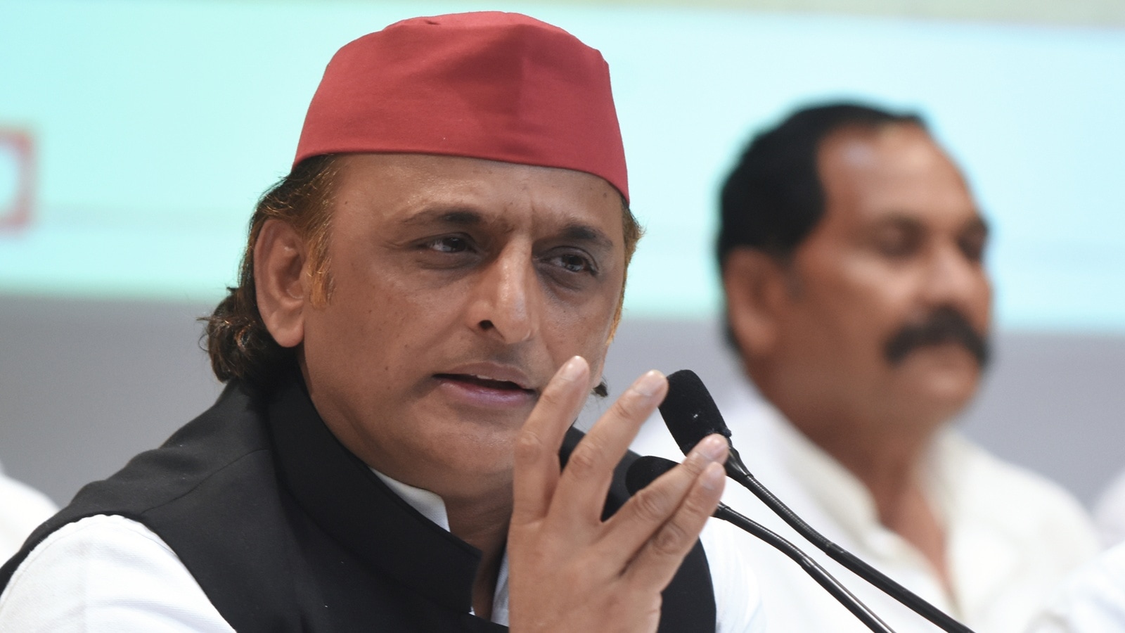 Akhilesh Yadav slams BJP govt over fertiliser scarcity