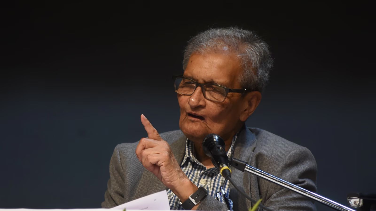 Amartya Sen Highlights Linguistic Bias Concerns in Public Forum