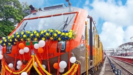 Amrit Bharat trains offer a travel experience comparable to the Vande Bharat Express, but are specifically designed to provide affordable and high-quality service for passengers from lower and lower-middle income category. (Image: Ministry of Railways)