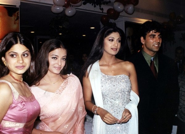 Shamita Shetty ، Aishwarya Rai ، Shilpa Shetty و Akshay Kumar في الإصدار الموسيقي لفيلم Dhadkan. صريحة أرشيف