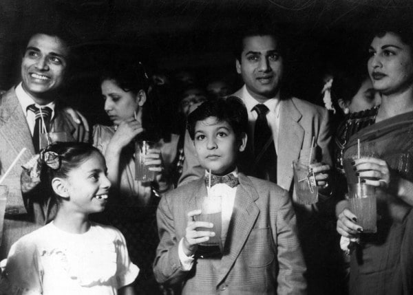 Jagadev，Gita Bali，Shekhar，Begum Para和Ratan Kumar在新的House Premiere中享受飲料。釋放檔案照片