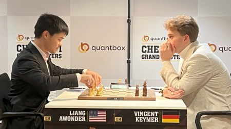 Vincent Keymer (right) beat Liang Awonder (left) in 39 moves and put daylight between himself and the rest of the chasing pack. (Photo Credit: Chennai Grand Masters)