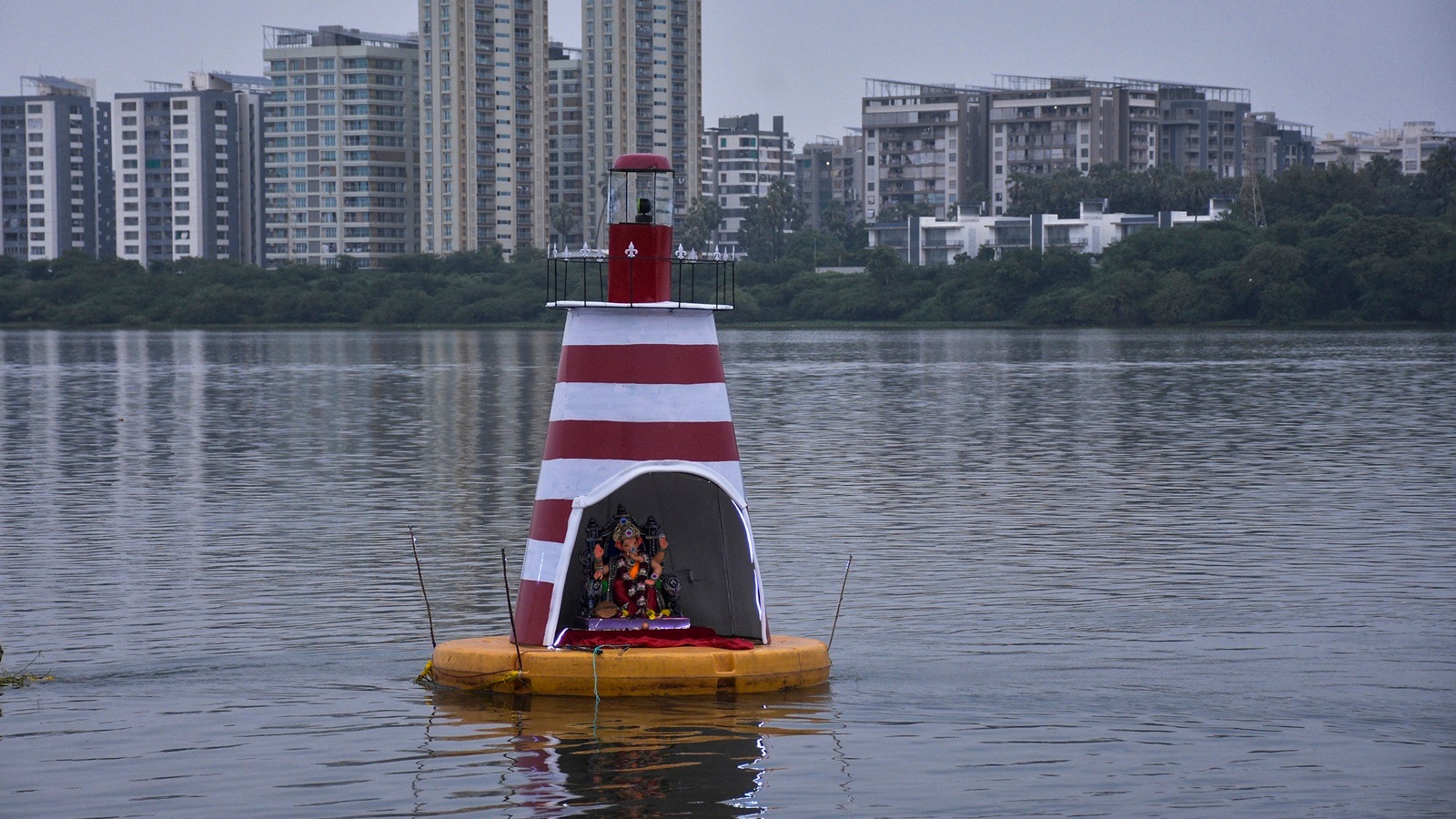 Floating Ganesh idol in Surat