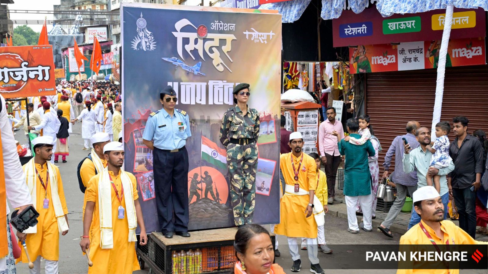 This year, Lakshmi Road became the stage for the pathak to present a tribute to Operation Sindoor on the first day of Ganeshotsav.