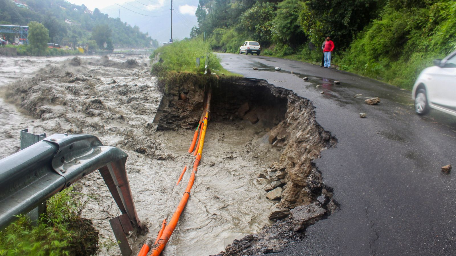 https://images.indianexpress.com/2025/08/kullu-manali-road-damage.jpg