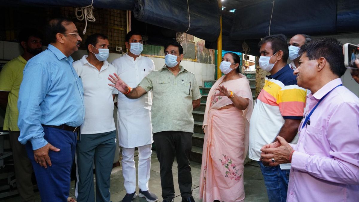 At each centre, the team also enquired about the existing dog capacity, the number of sterilisations done per day, and staff strength.