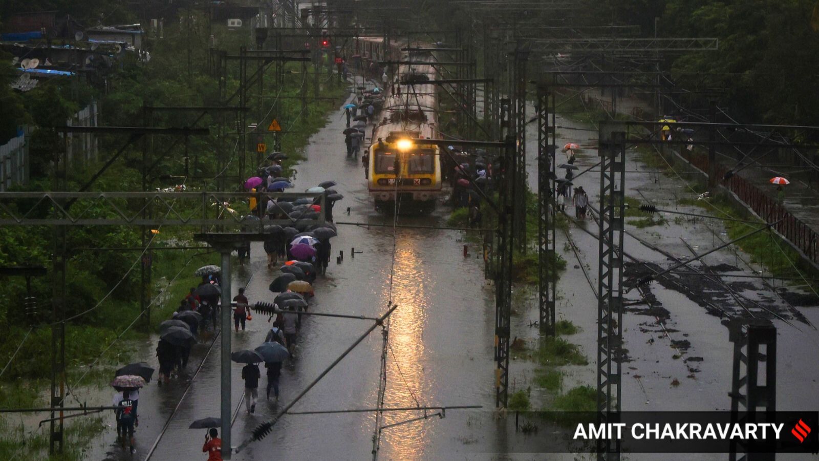 Water level in Mithi nears danger mark, BMC & NDRF evacuate residents ...