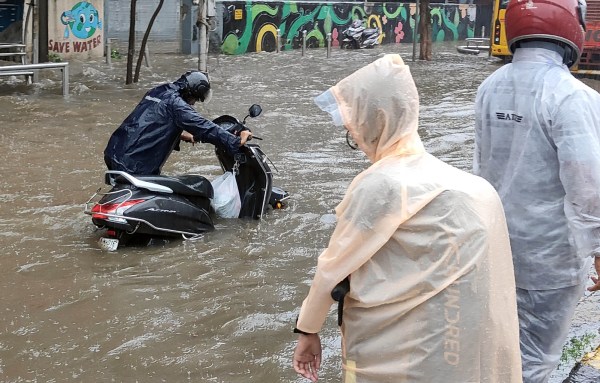 Waterlogging at Kingcircle and Chunnabhatti due to ongoing heavy rains . Express Photo by GANESH SHIRSHEKAR