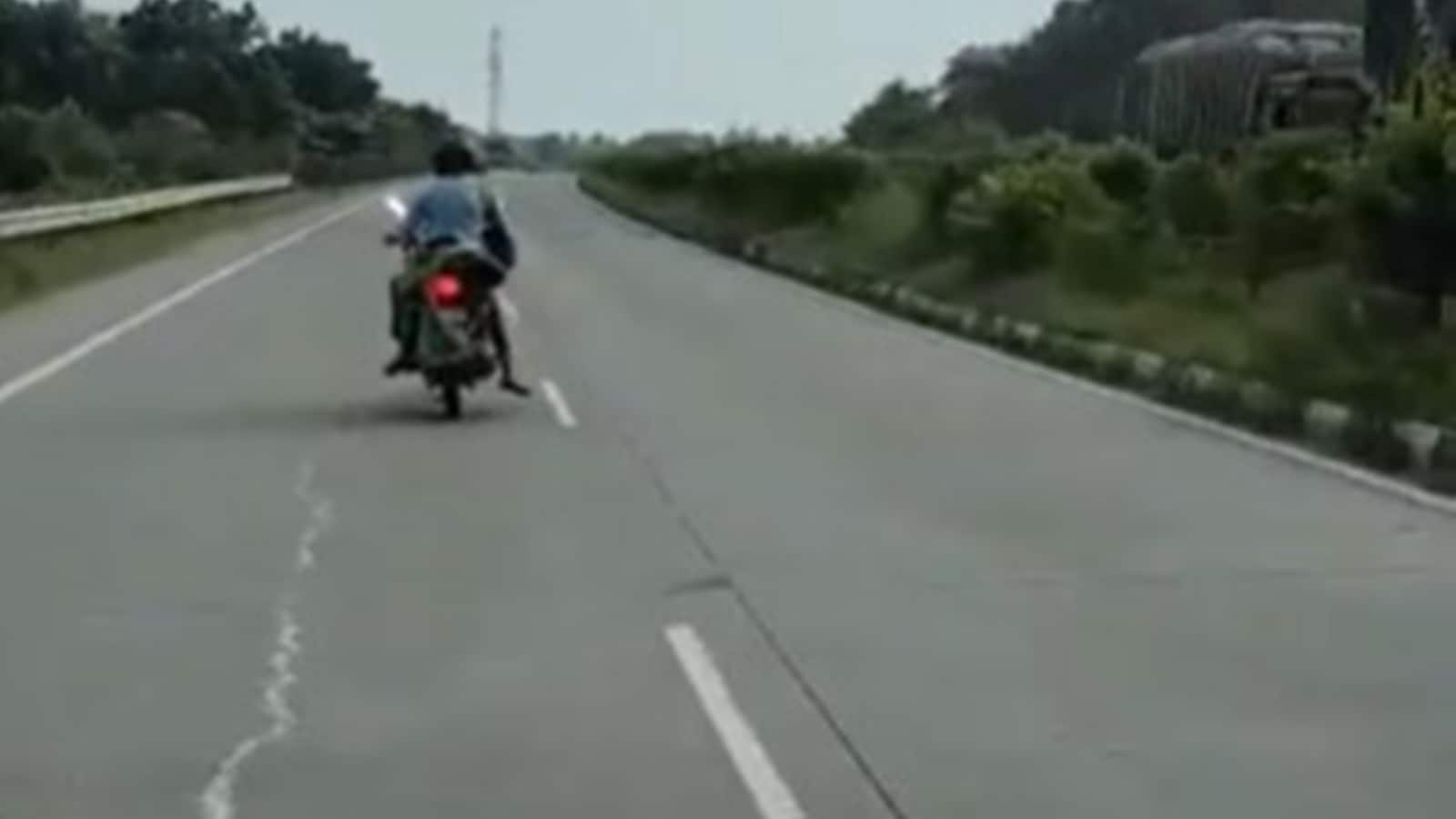 Man ties wife to bike after highway death, ignored help