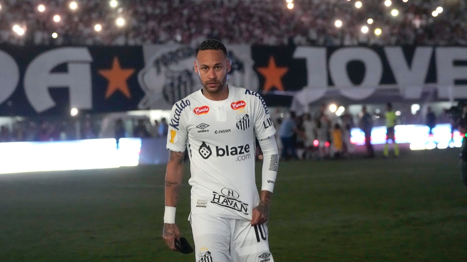 Neymar surrounded by hostile fans of Santos who say ‘if you cry, imagine the rest’