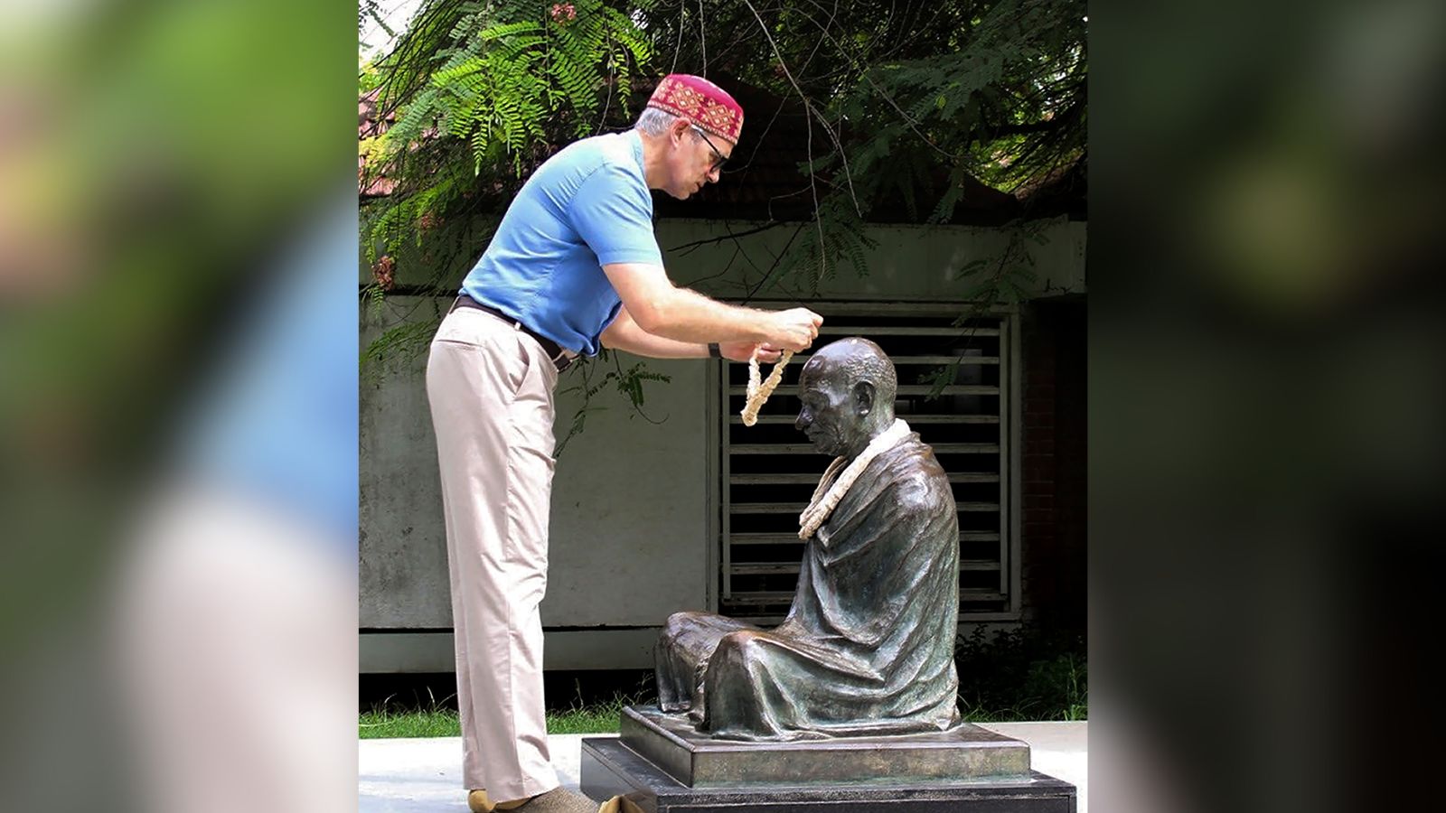 Omar Abdullah pays tribute to Mahatma Gandhi at Sabarmati Ashram