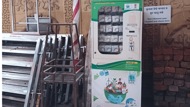 The white cloth bags lie neatly stacked behind the glass of the machine, and the ambitious aim of helping reduce plastic pollution is unfulfilled.