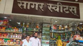 As loyal customers and word-of-mouth publicity keep these eateries afloat, a look at why the samosa remains Pune’s ultimate comfort food, uniting the city one bite at a time.