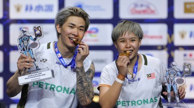 Toh Ee Wei (R) and Chen Tang Jie with the 2025 Badminton World Championships gold medal. (AP Photo)