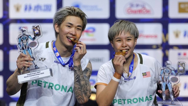 Toh Ee Wei (R) and Chen Tang Jie with the 2025 Badminton World Championships gold medal. (AP Photo)