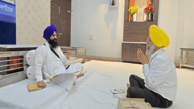 GNDU VC Karamjit Singh (Yellwo turban) appeared before Akal Takht Sahib acting Jathedar Kuldeep Singh on Monday.