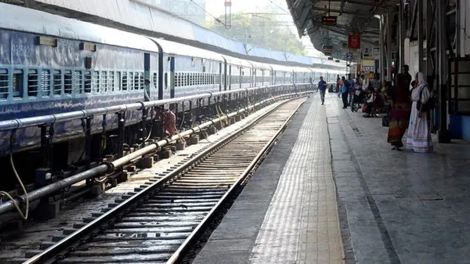 Delivery Agent Saves Woman from Suicide Attempt near Vadodara Station
