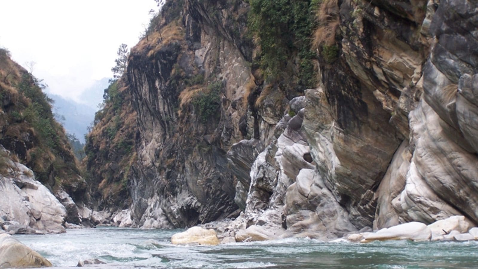 The THDC is building a barrage to stop the water of Alaknanda river from Helang near Joshimath. The water of Alaknanda river from this barrage will be brought to Pipalkoti through a tunnel where electricity is to be generated through turbines.