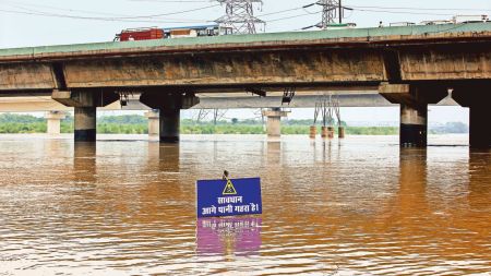 Yamuna water level, delhi Old Railway Bridge, yamuna, River Yamuna, delhi news, India news, Indian express, current affairs